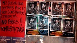 Pegada de carteles del colectivo chileno Útero Rebelde