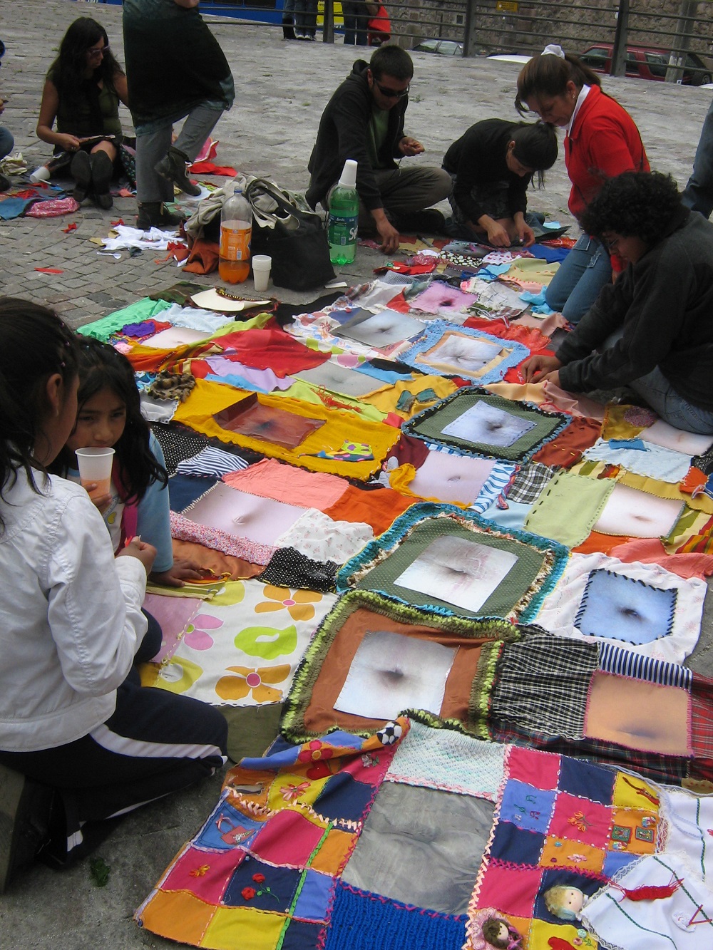 Colcha, proyecto de costura en la calle, dimensiones variables, 2007