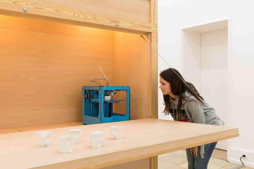 “SCREAMING ROOM” (Madrid, 2013). Instalación interactiva con impresora 3D, impresión de vasos de plástico biodegradables.