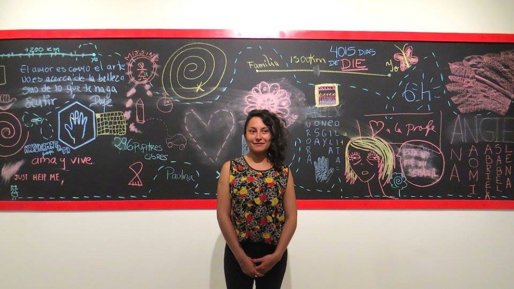 Carla Spinoza en la primera muestra de Niña Roja en Kiosko Galería Santa Cruz-Bolivia. 2016