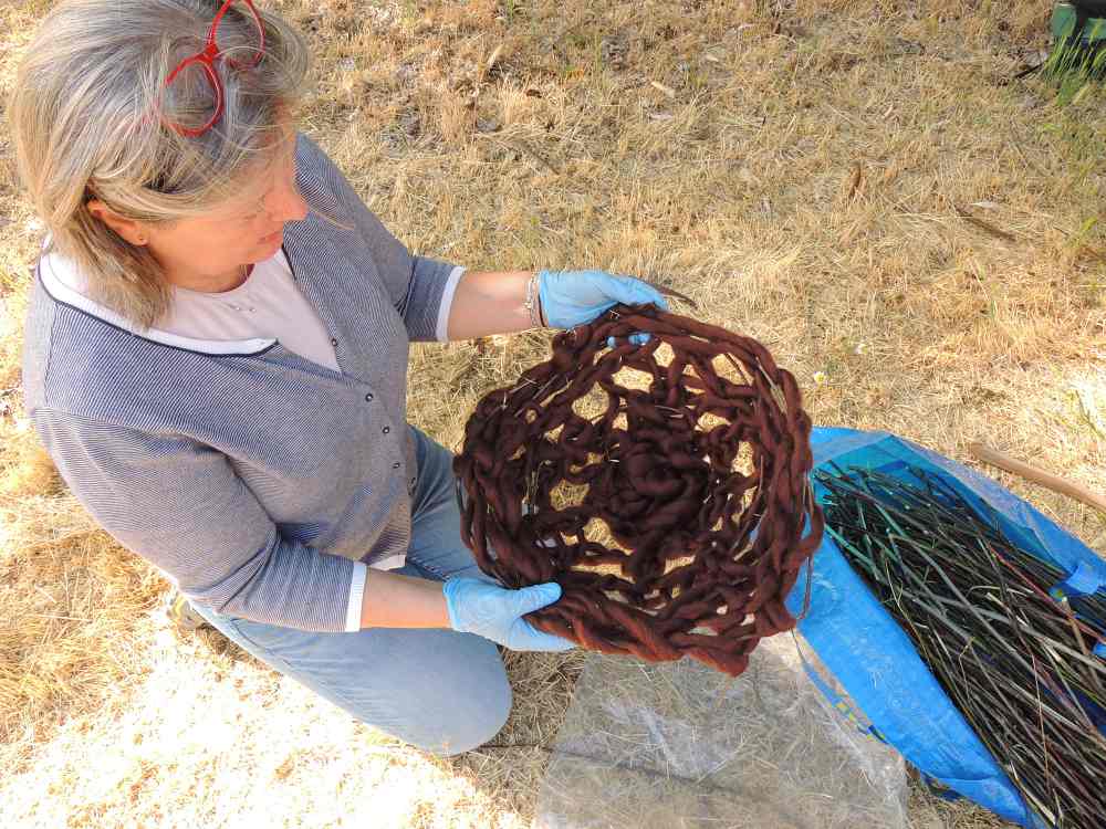 Ana realizando una estructura de vilortas y tejido de lana teñido con granada. Fundación Merayo